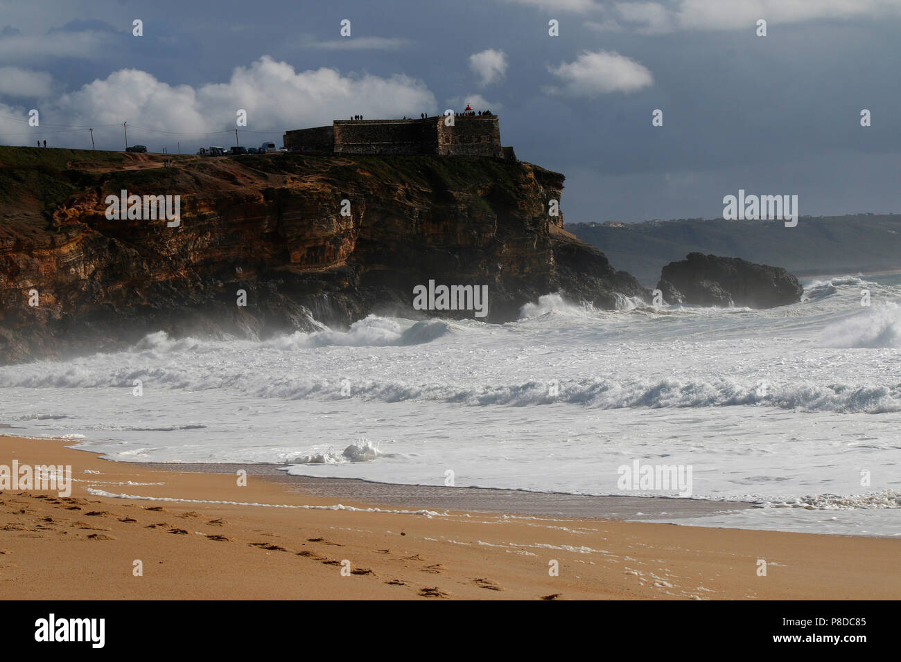 Farol De Nazare, Wellen am Nordstrand von Nazare, Portugal. Stockfoto