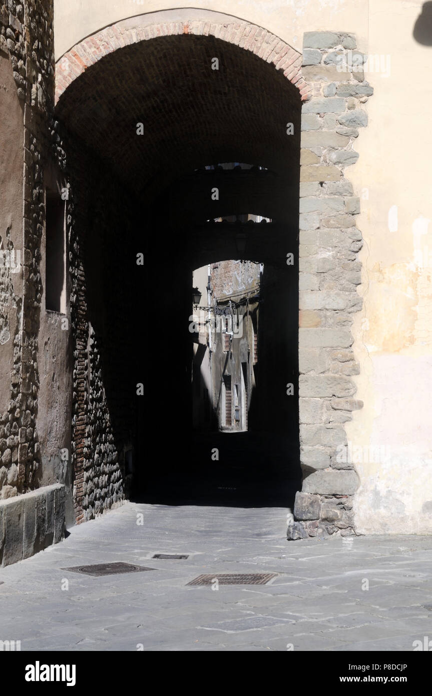 Via della Torre, eine schmale Straße im antiken Zentrum von Pistoia, Toskana, Italien Stockfoto