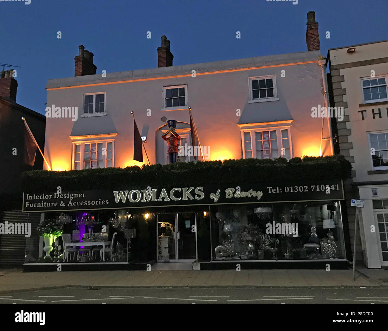 Womacks von Lerwick bei Dämmerung, 16-18 High Street, Bawtry, Doncaster, South Yorkshire, England, UK, DN 10 6 JE Stockfoto