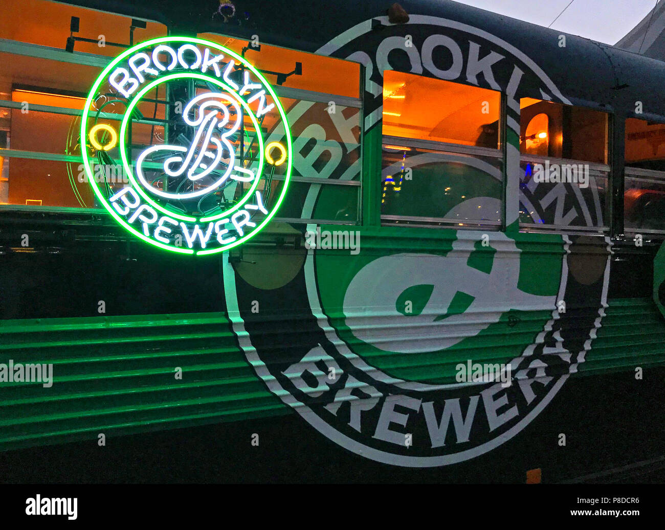 Brooklyn Brewery Bus und Leuchtreklame, Handwerk Bier, Microbrewery, 79 N 11 St, Brooklyn, New York, NY, 11249, USA Stockfoto