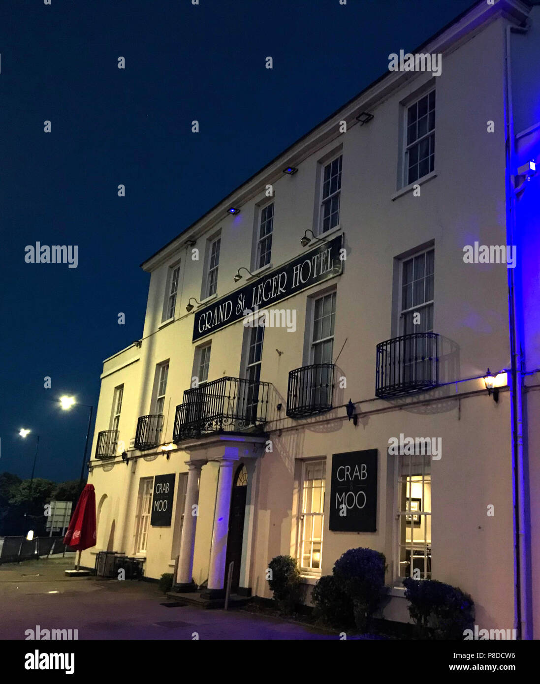 Grand St Leger Hotel 1810 in der Abenddämmerung, Rennbahn Hotel, Bennetthorpe, Doncaster, South Yorkshire, ENGLAND, GROSSBRITANNIEN, DN2 6AX Stockfoto