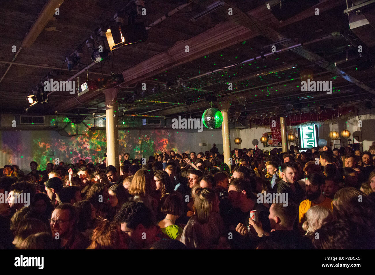 London, Großbritannien 4. März 2018 die Menschen hören Musik und Tanz an der clf Art Cafe zu leben, South London Soul Train in Peckham, London. Stockfoto