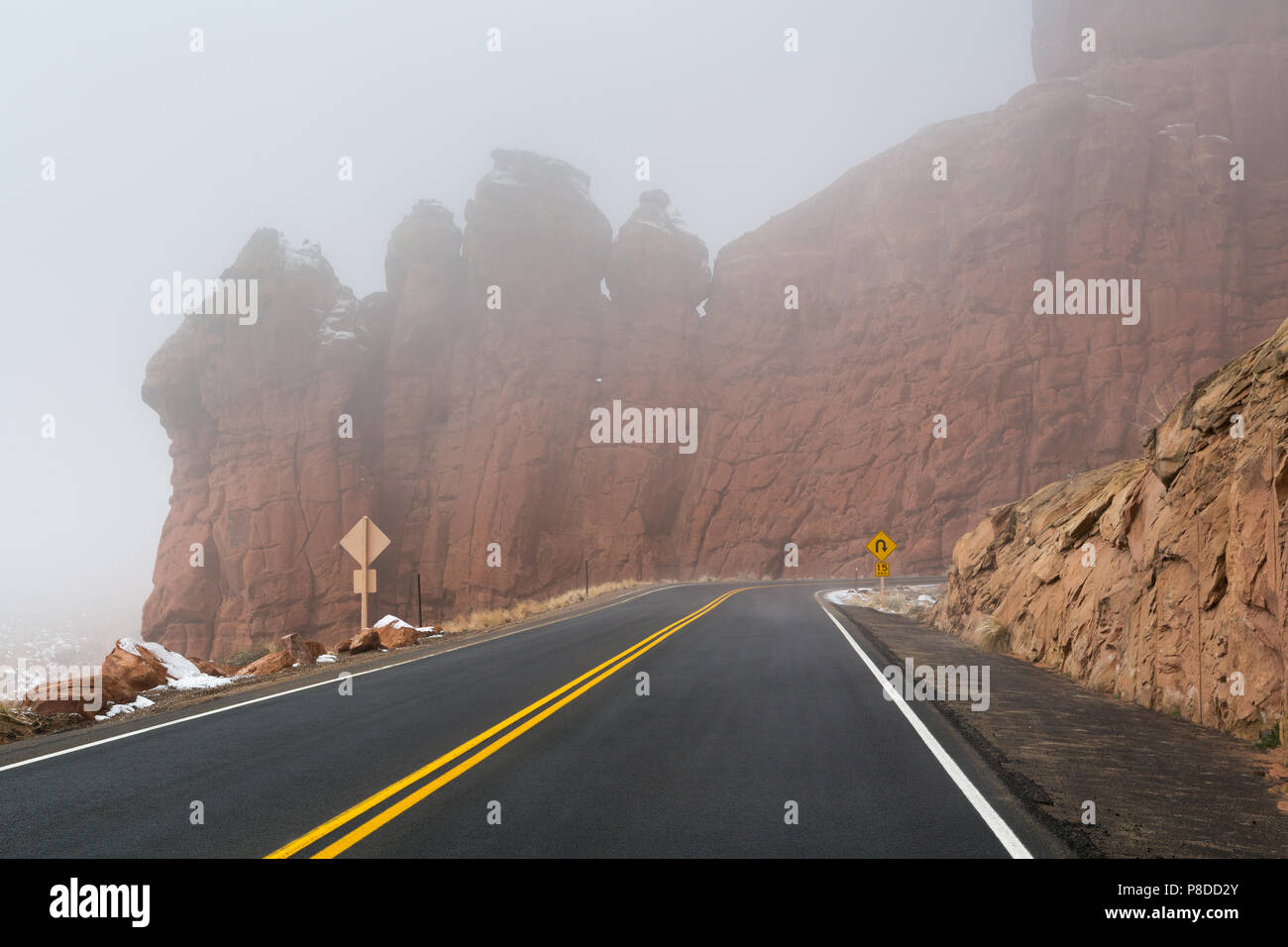 Nebligen Wetter engulfing der Sandstein Felsformationen und die Hauptstraße aufsteigend in den Park. Arches National Park, Utah Stockfoto