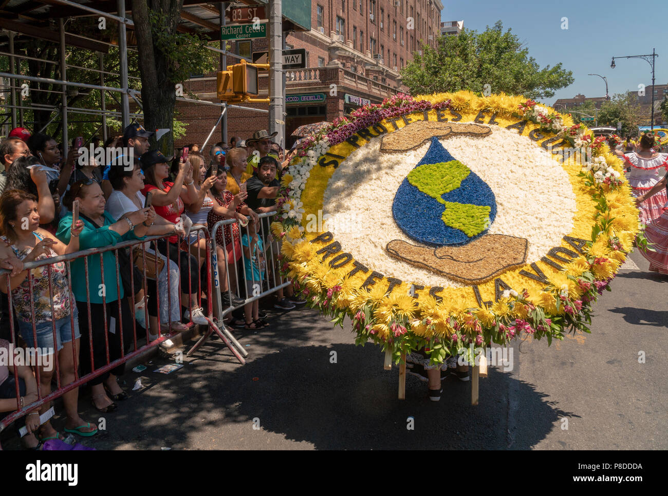 Die Teilnehmer an der 9. jährlichen Blumenkorso (Desfile de las Flores) in der Jackson Höhen Stadtteil Queens in New York am Sonntag, 8. Juli 2018. Die Parade, komplett mit silleteros, blumenverkäufer, die Medaillons von Blumen auf dem Rücken wie die silleteros, die Sie auf dem Rücken tragen die Berge hinunter in Kolumbien rund um die Stadt Medellin am Markt zu verkaufen. Stockfoto
