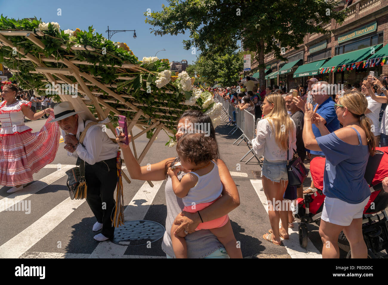 Die Teilnehmer an der 9. jährlichen Blumenkorso (Desfile de las Flores) in der Jackson Höhen Stadtteil Queens in New York am Sonntag, 8. Juli 2018. Die Parade, komplett mit silleteros, blumenverkäufer, die Medaillons von Blumen auf dem Rücken wie die silleteros, die Sie auf dem Rücken tragen die Berge hinunter in Kolumbien rund um die Stadt Medellin am Markt zu verkaufen. Stockfoto