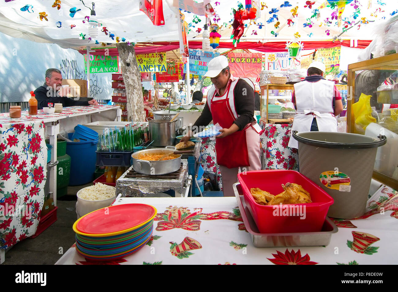 Mexiko City, Mexiko - 2018: Frauen verkaufen traditionelles Essen zu einem straßenmarkt an der Coyoacan Nachbarschaft. Stockfoto