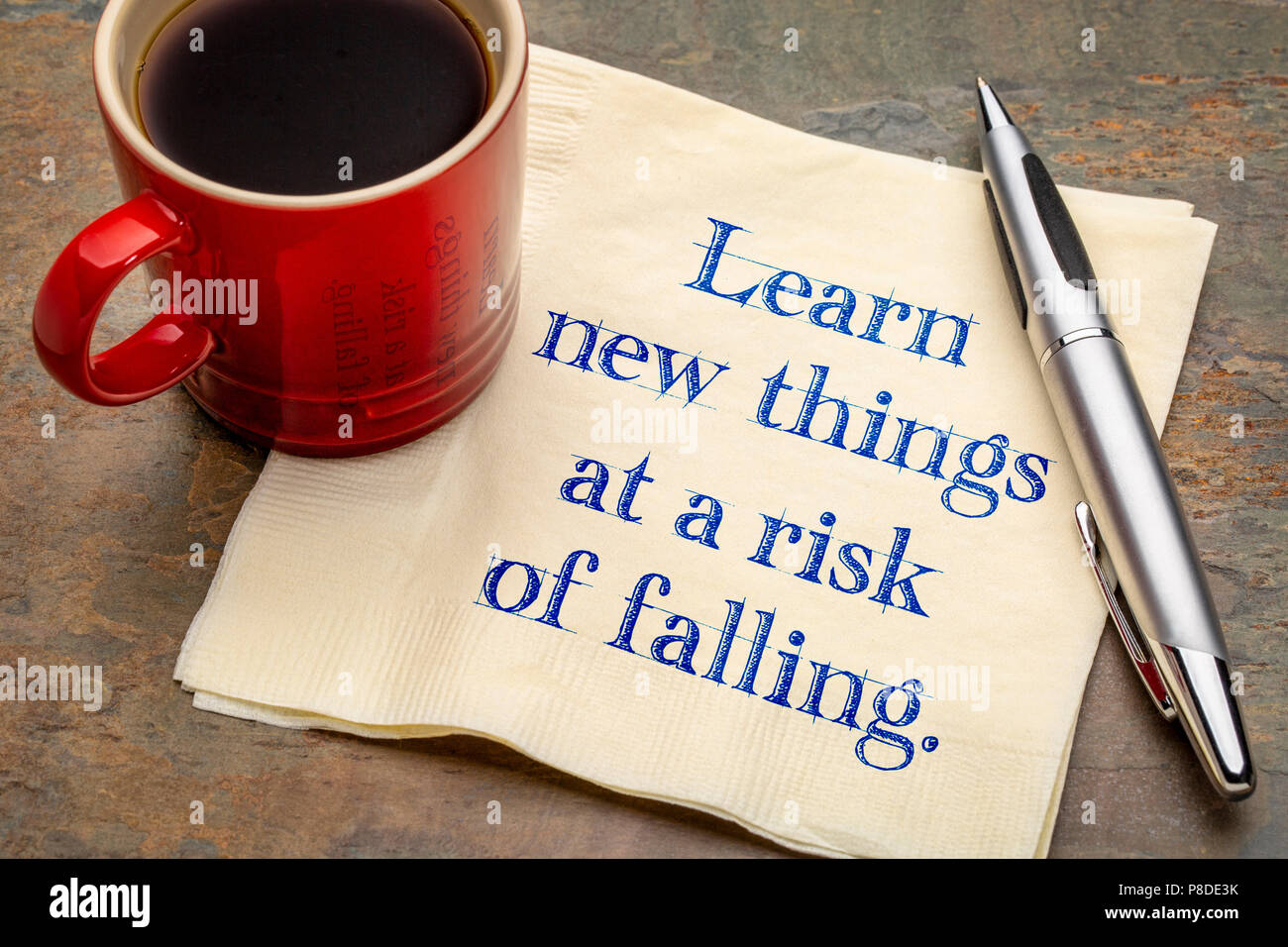 Neue Sachen an die Gefahr eines Absturzes - Handschrift auf eine Serviette mit einer Tasse Kaffee Lernen Stockfoto