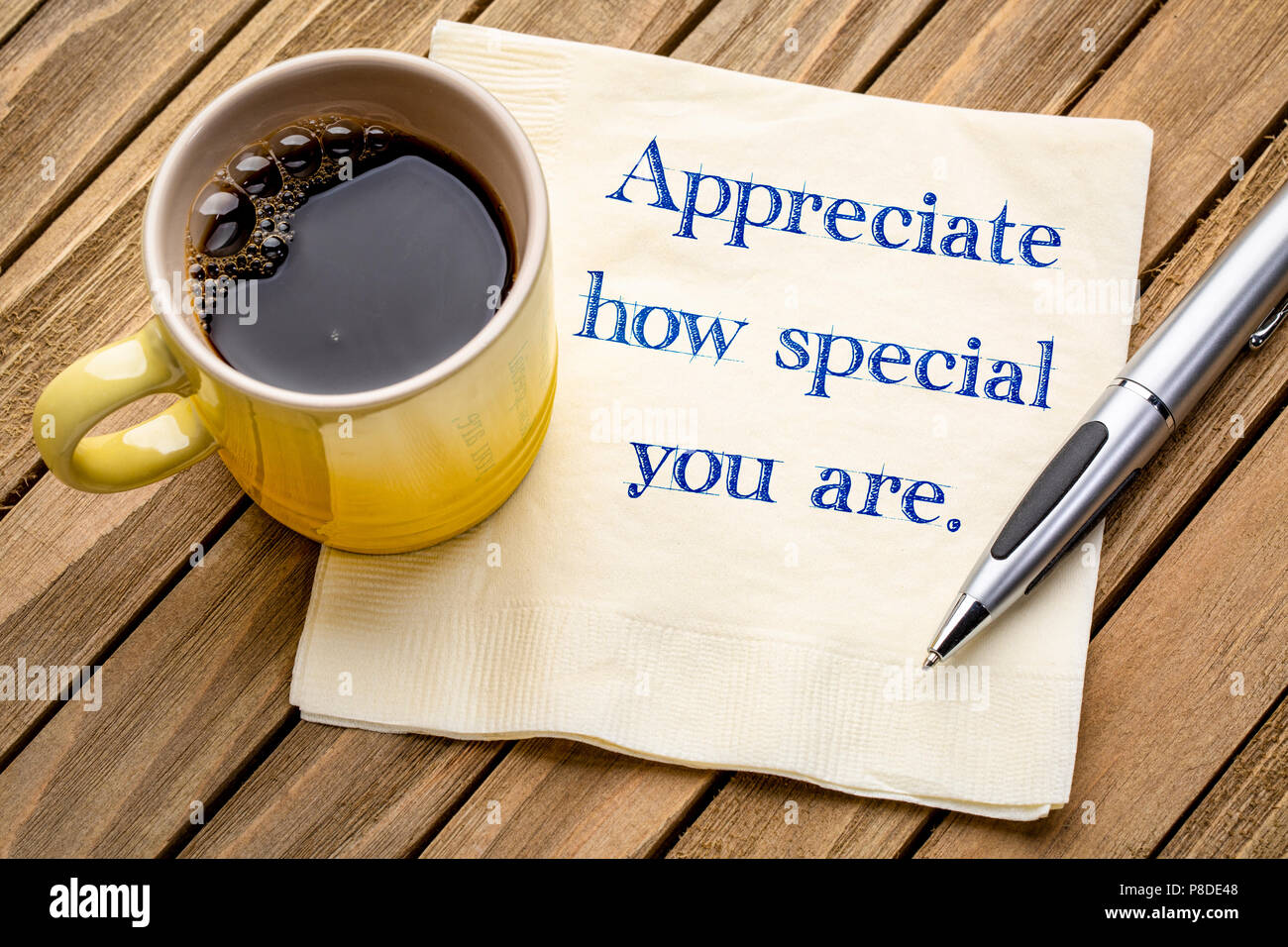 Spaecial zu schätzen, wie Sie sind - Handschrift auf eine Serviette mit einer Tasse Kaffee Stockfoto