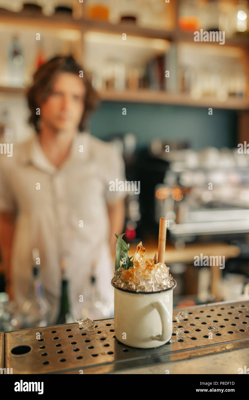 Bunten Cocktail sitzen auf der Theke der Bar Stockfoto