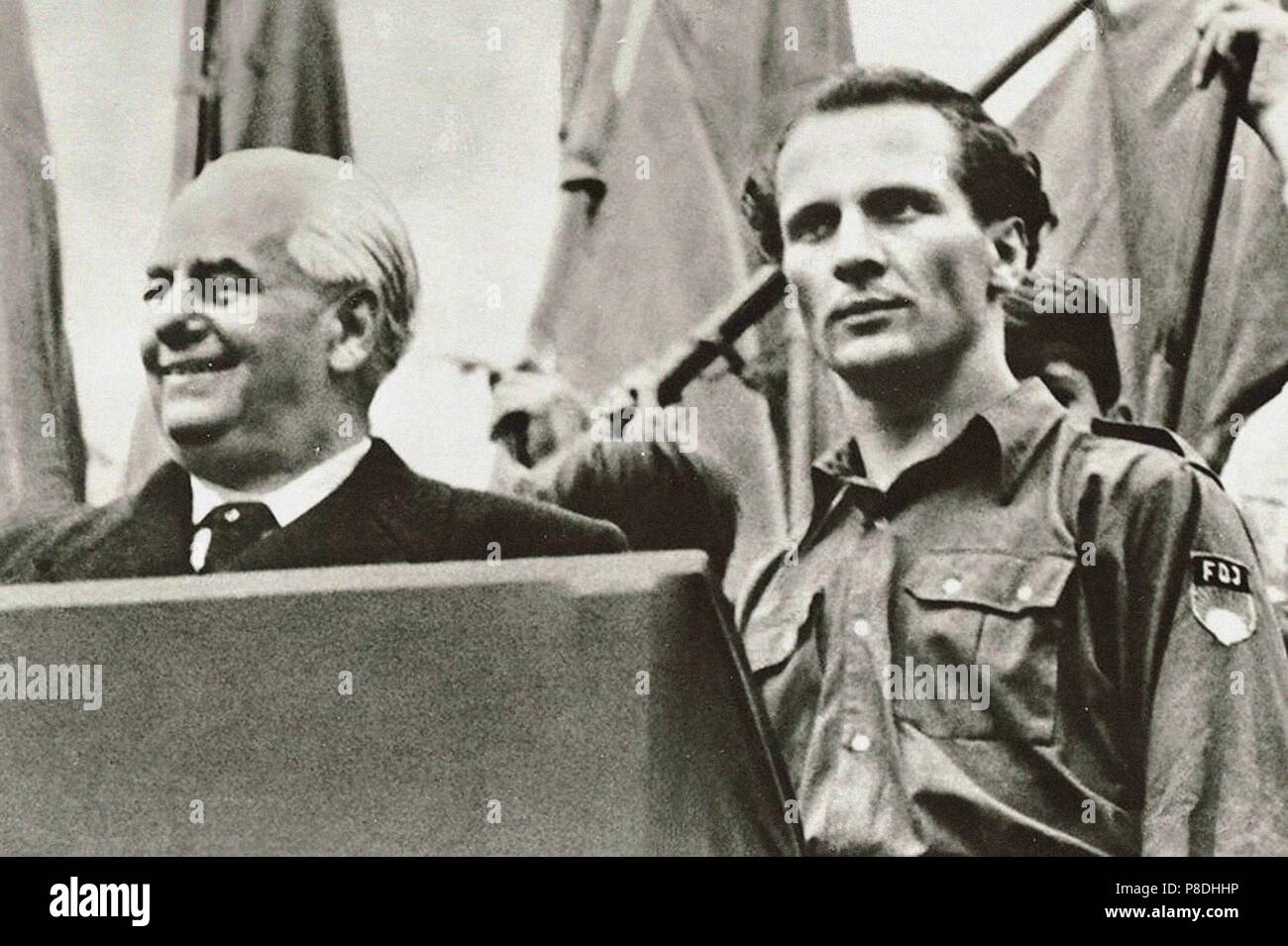 Die FDJ-Vorsitzenden Erich Honecker steht neben DDR-Präsident Wilhelm Pieck in den Ständen. Museum: Staatliche Russische Film und Foto Archiv, Krasnogorsk. Stockfoto
