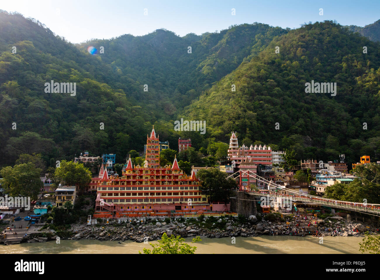 Anzeigen von Ganga Flusses, Lakshman Jhula Brücke und Tera Manzil Tempel, Trimbakeshwar in Rishikesh Stockfoto