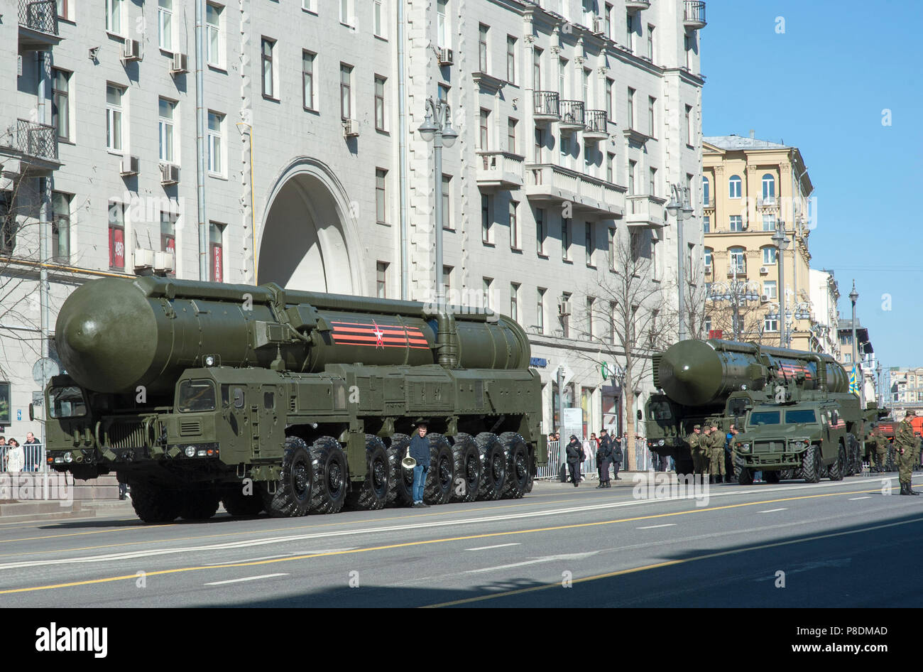 Moskau, Russland - Mai 07, 2017 Lenkflugkörpersystems mit Festtreibstoff interkontinentale ballistische Rakete RS-24 Yars (Topol'Herr oder SS-29) während der rehea Stockfoto