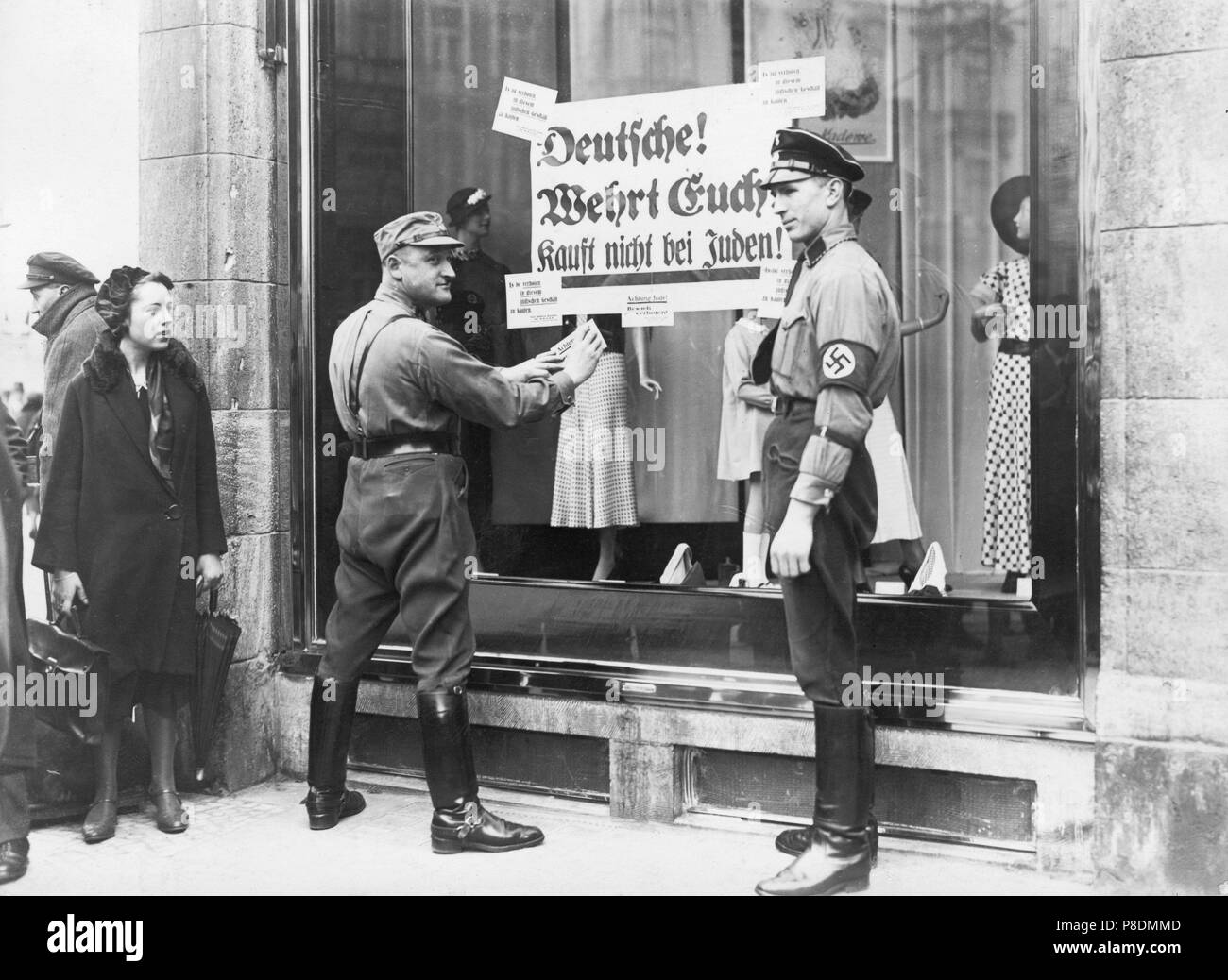 SA und SS-Männer post Zeichen Zeichen lesen "Deutsche! Verteidigen Sie sich! Nicht von Juden kaufen!" Berlin, 1. April 1933. Museum: private Sammlung. Stockfoto
