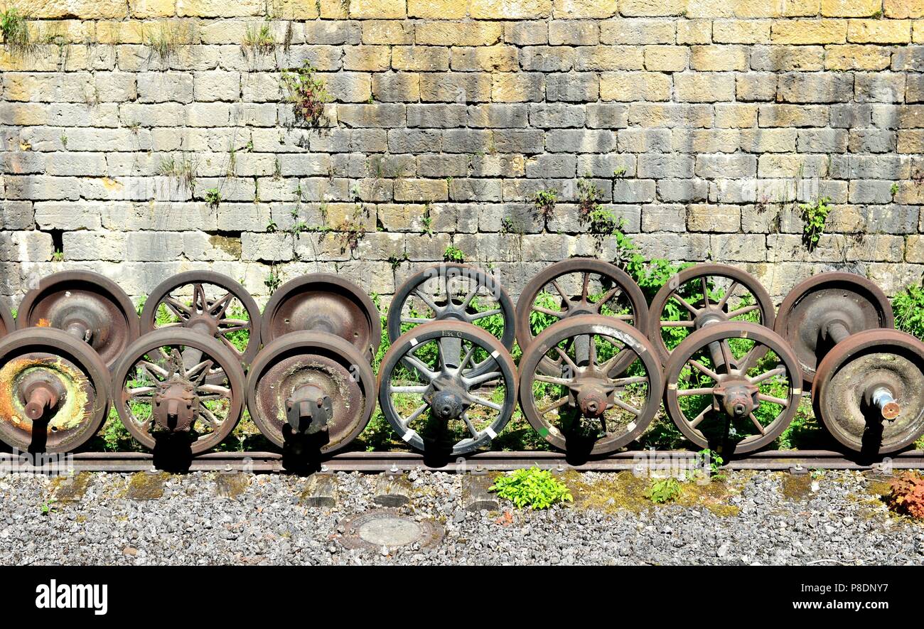 Historische Radsätze von Lokomotiven an der Minet Park Fond-de-Gras in der Nähe von Niedercorn (Luxemburg), 06. Mai 2018. | Verwendung weltweit Stockfoto