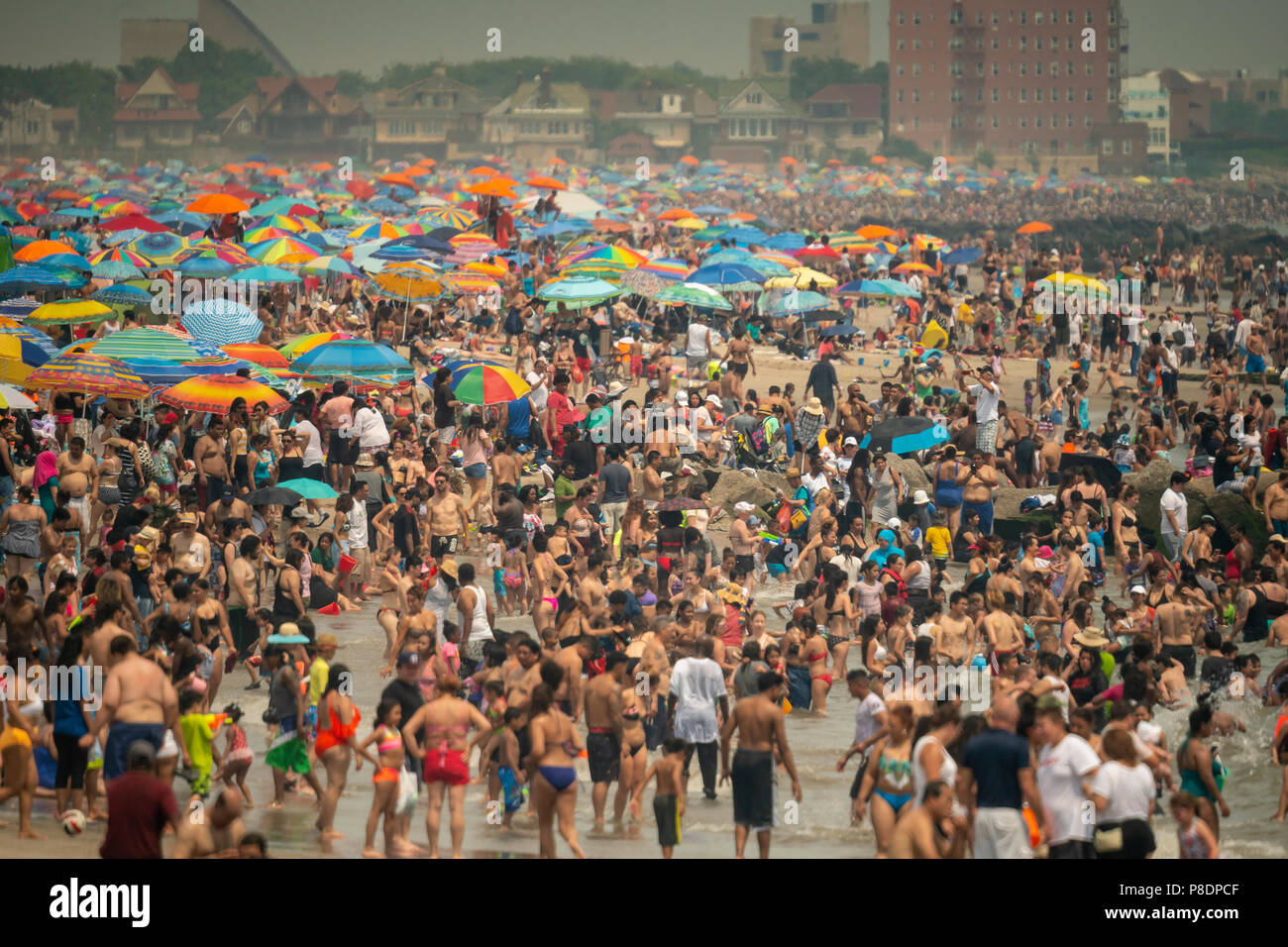 Tausende von strandgängern versuchen, die drückende Hitze und die Flucht nach Coney Island in Brooklyn in New York zu schlagen und den Strand am Sonntag, 1. Juli 2018. Sonntag war der heißeste Tag von 2018, die an die 90er Jahre überall in der Gegend, aber die Temperaturen sind in den 90er Jahren die ganze Woche als eine Hitzewelle legt sich über die Stadt zu bleiben. (Â© Richard B. Levine) Stockfoto