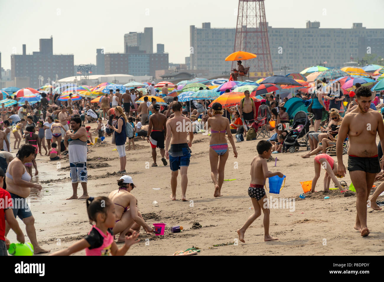 Tausende von strandgängern versuchen, die drückende Hitze und die Flucht nach Coney Island in Brooklyn in New York zu schlagen und den Strand am Sonntag, 1. Juli 2018. Sonntag war der heißeste Tag von 2018, die an die 90er Jahre überall in der Gegend, aber die Temperaturen sind in den 90er Jahren die ganze Woche als eine Hitzewelle legt sich über die Stadt zu bleiben. (Â© Richard B. Levine) Stockfoto