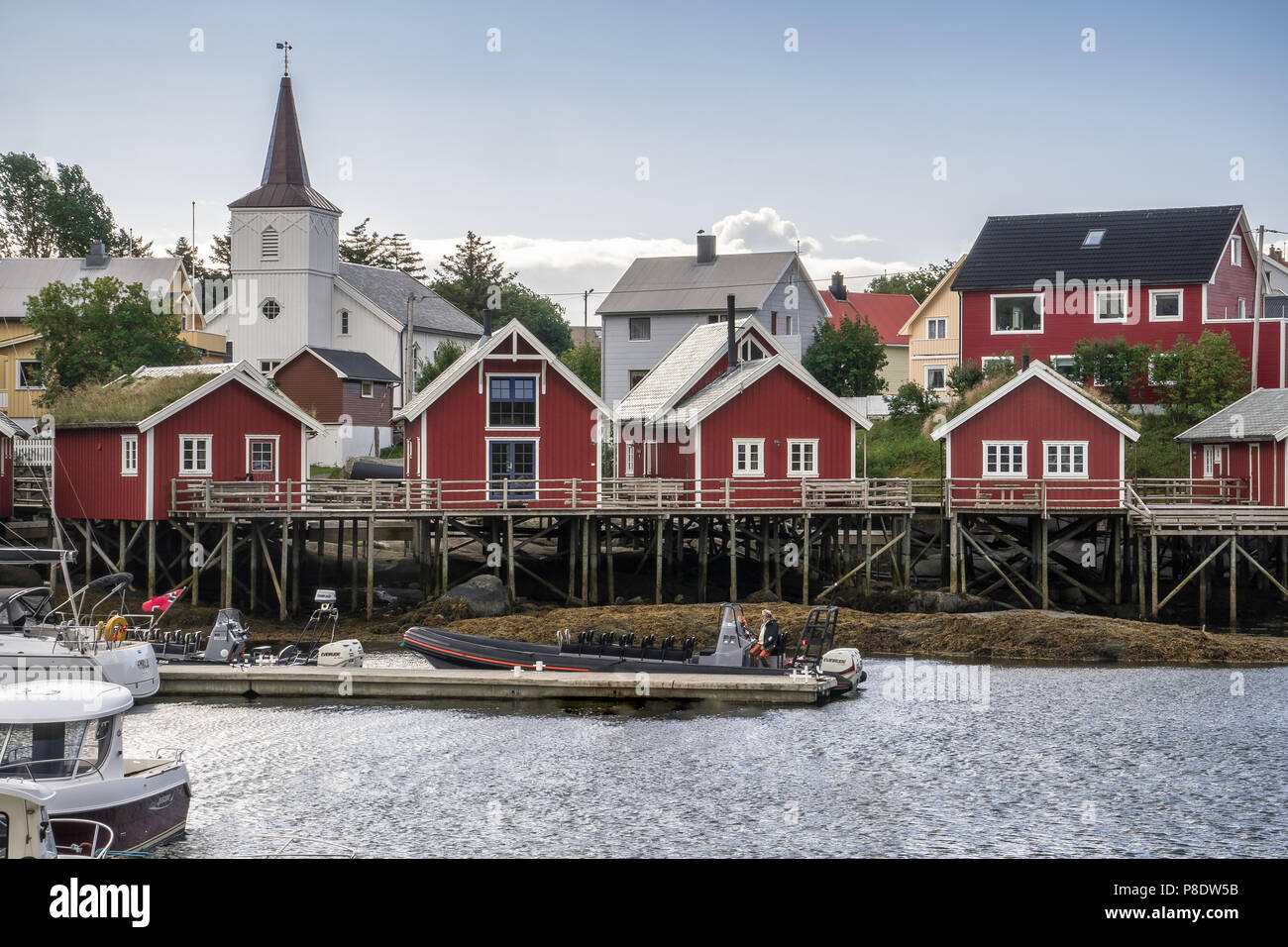 Rot Kabinen am Wasser entlang in einem Norwegischen Fischerdorf in Reine Lofoten. Stockfoto