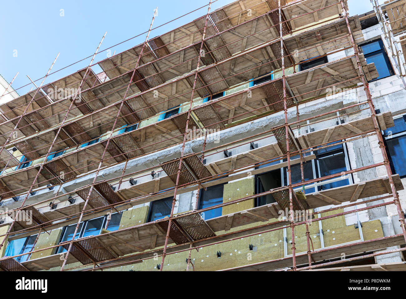 Stadt der Sanierung mit Gerüst in der Nähe der Wand Stockfoto
