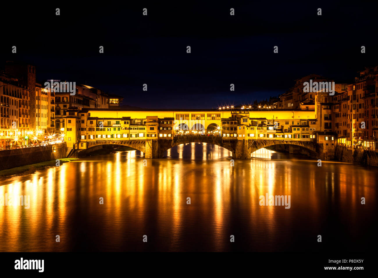 Florenz, Italien berühmten Ponte Vecchio in der Nacht Stockfoto