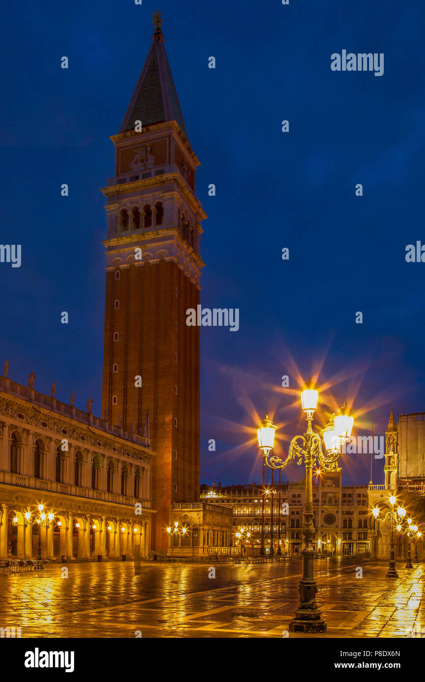 St. Mark's Campanile in der Dämmerung Stockfoto