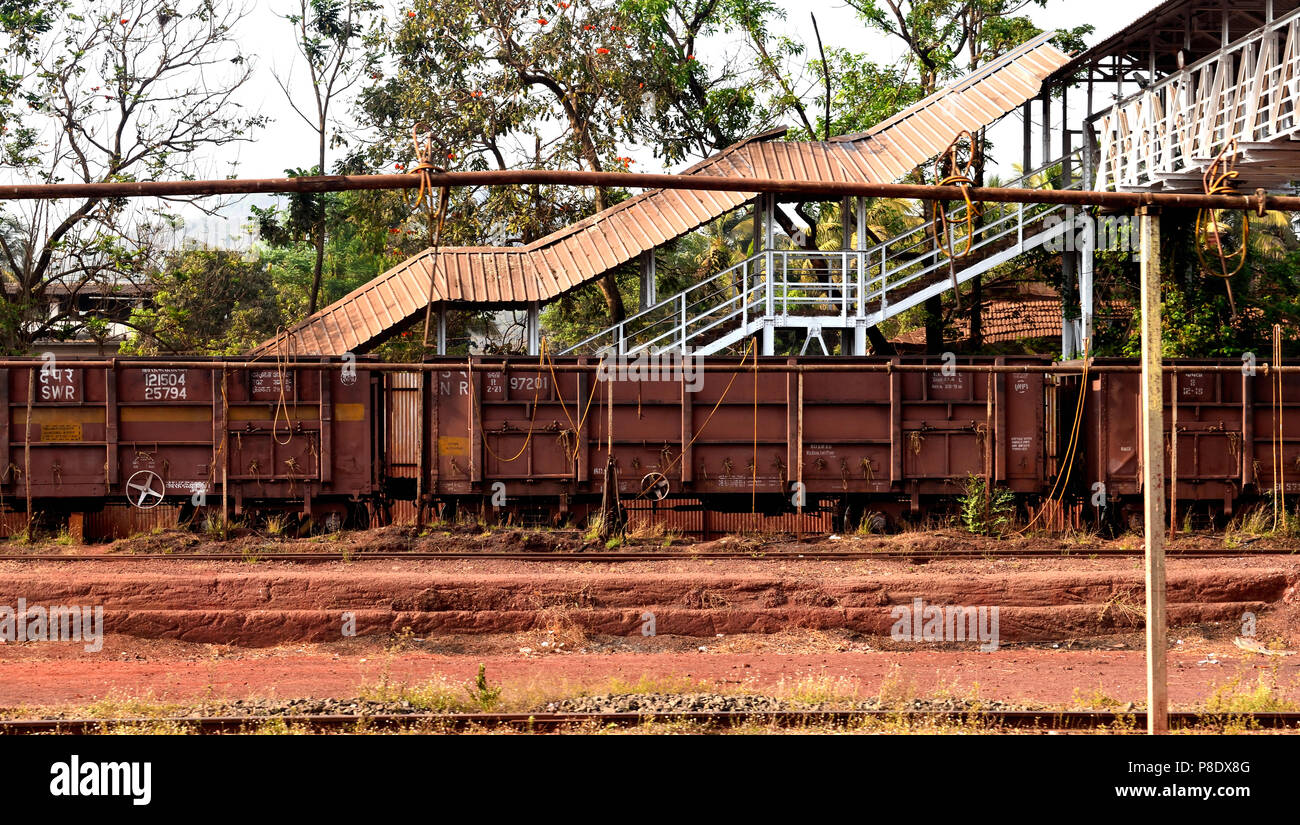 Güterzug der indischen Eisenbahn in Indien warten auf seine Einschalten zu bewegen Stockfoto
