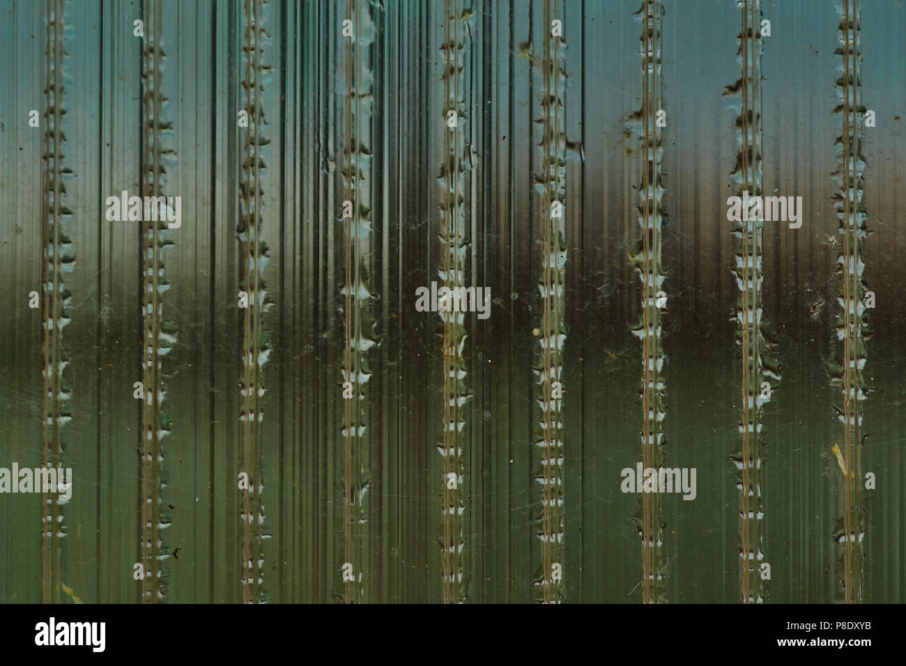 Schöne Textur beschlagene Glas, in Abschnitte unterteilt und Wassertropfen. Vertikale Linien aufteilen Hintergrund in Teile. Unter den rosa Streifen Stockfoto