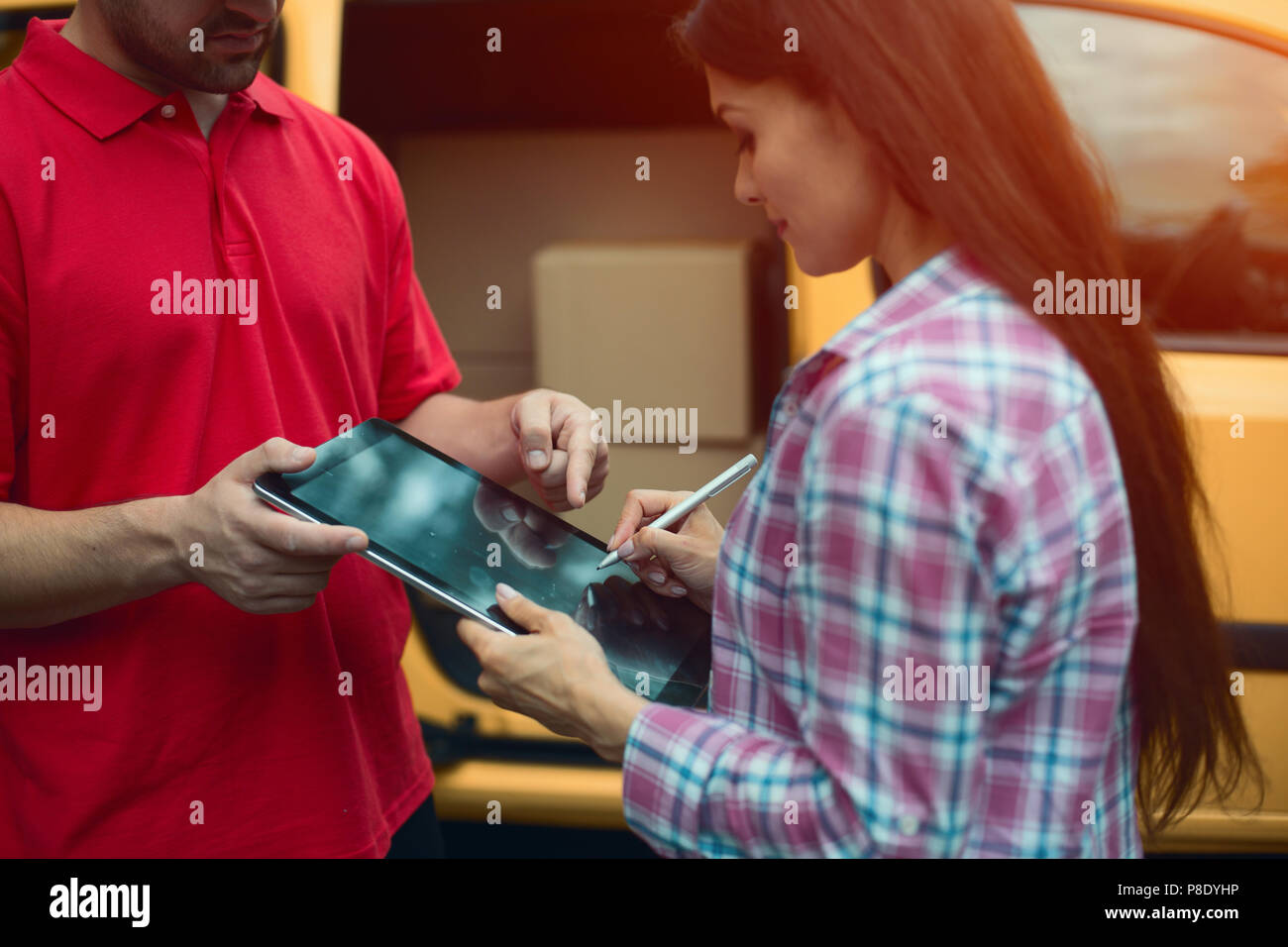 Kunden Signing Digital Tablet für die Lieferung. Stockfoto