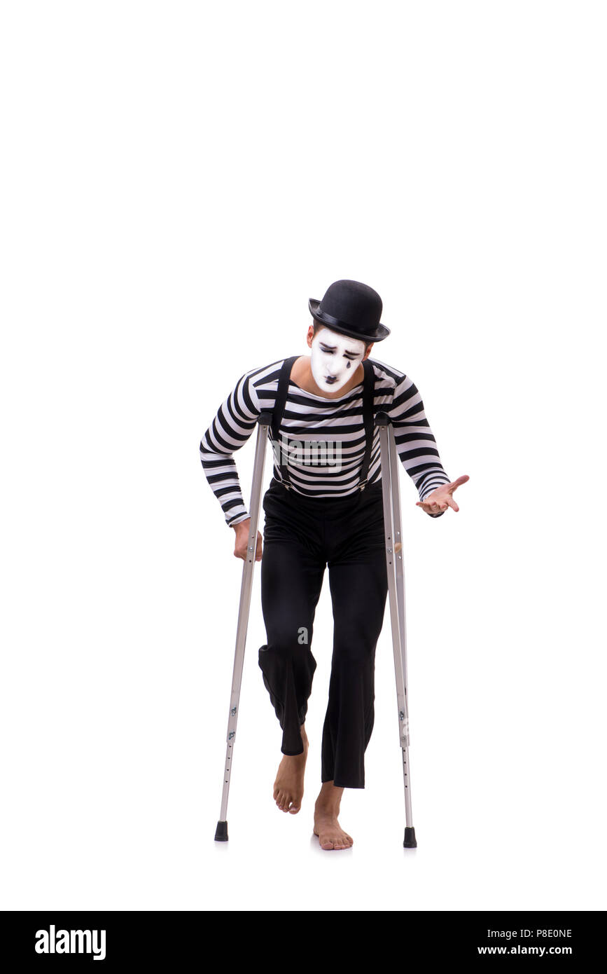 Mime mit Krücken auf weißem Hintergrund Stockfoto