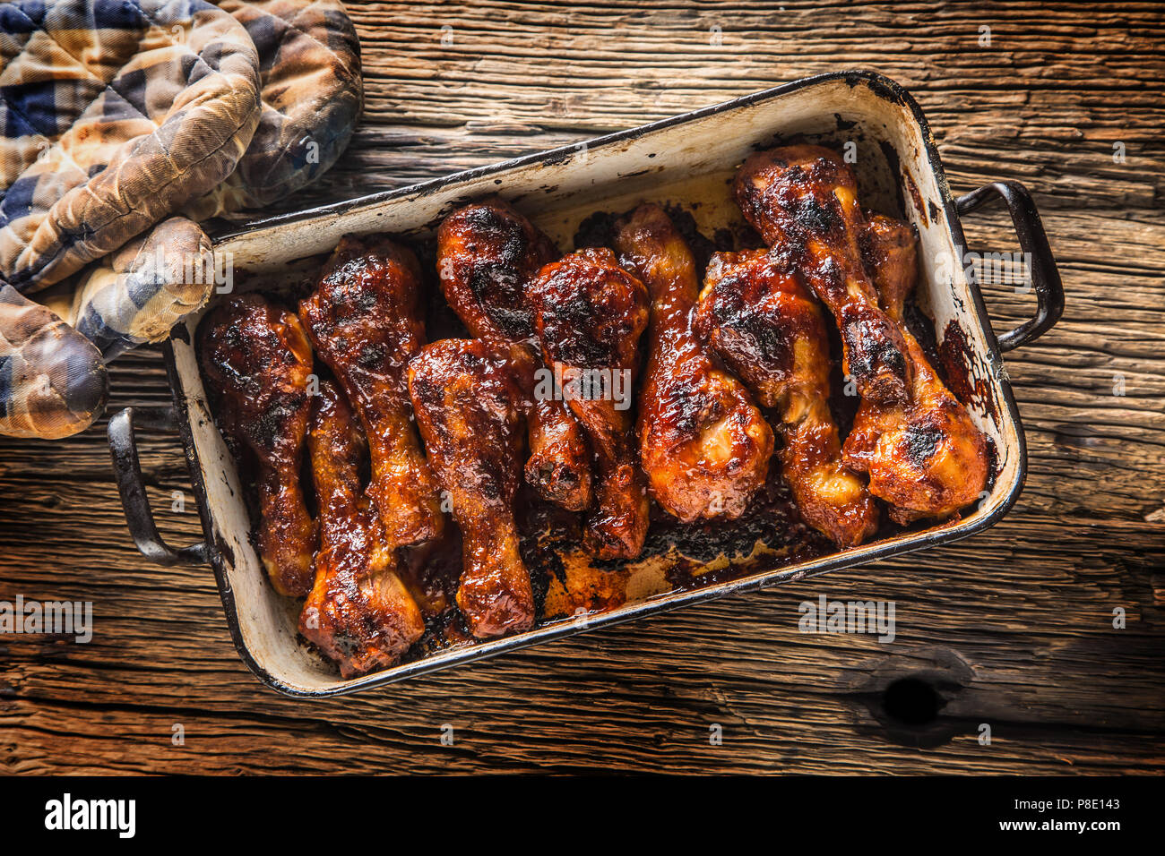 Gebratenes vom Grill und Barbecue Hähnchenschenkel in der Wanne  Stockfotografie - Alamy