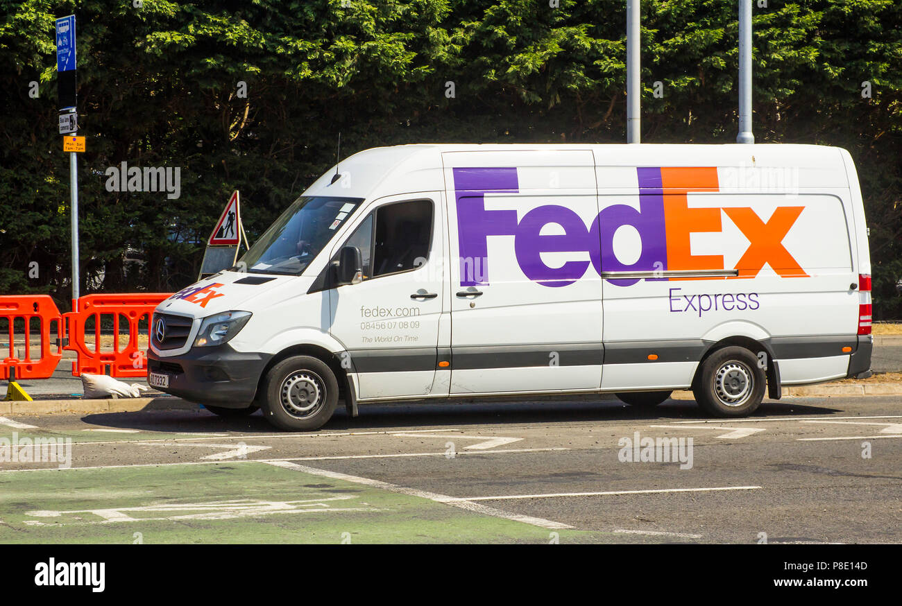 Vom 5. Juli 2018 einen Fedex Express mercedes Lieferung Fahrzeug auf dem Weg zu einem anderen Drop-off in Dundonald Dorf in Belfast Nordirland Stockfoto