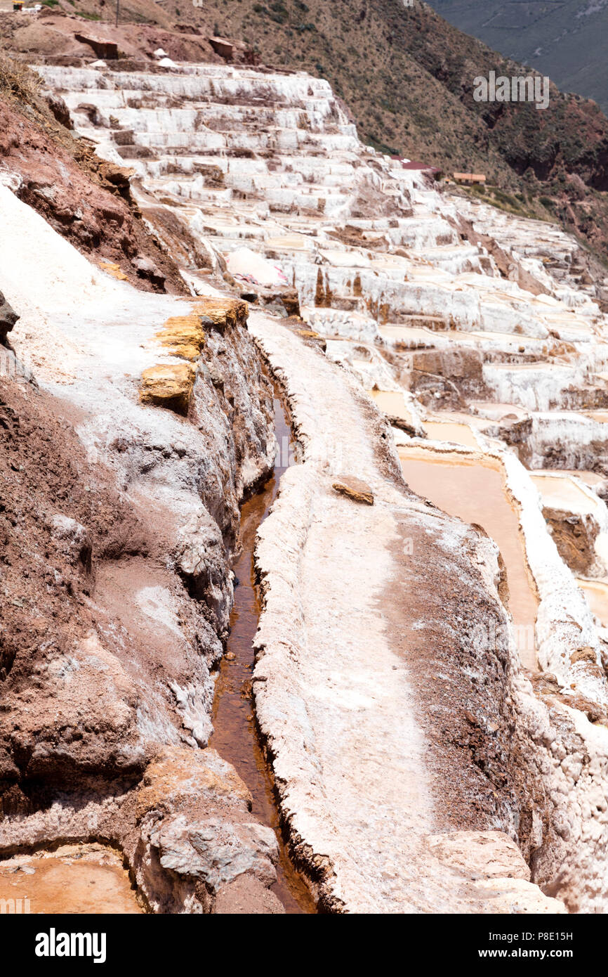 Das Salz verdampft Teich bei Maras (Salinas de Maras) in der Nähe von Cusco, Peru Stockfoto