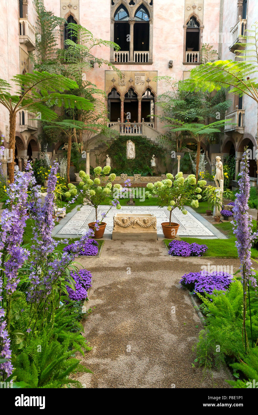 Atrium der Fenway Hof, Garten im Innenhof, Isabella Stewart Gardner Museum, Boston, Mass, Massachusetts, North America, US, USA Stockfoto