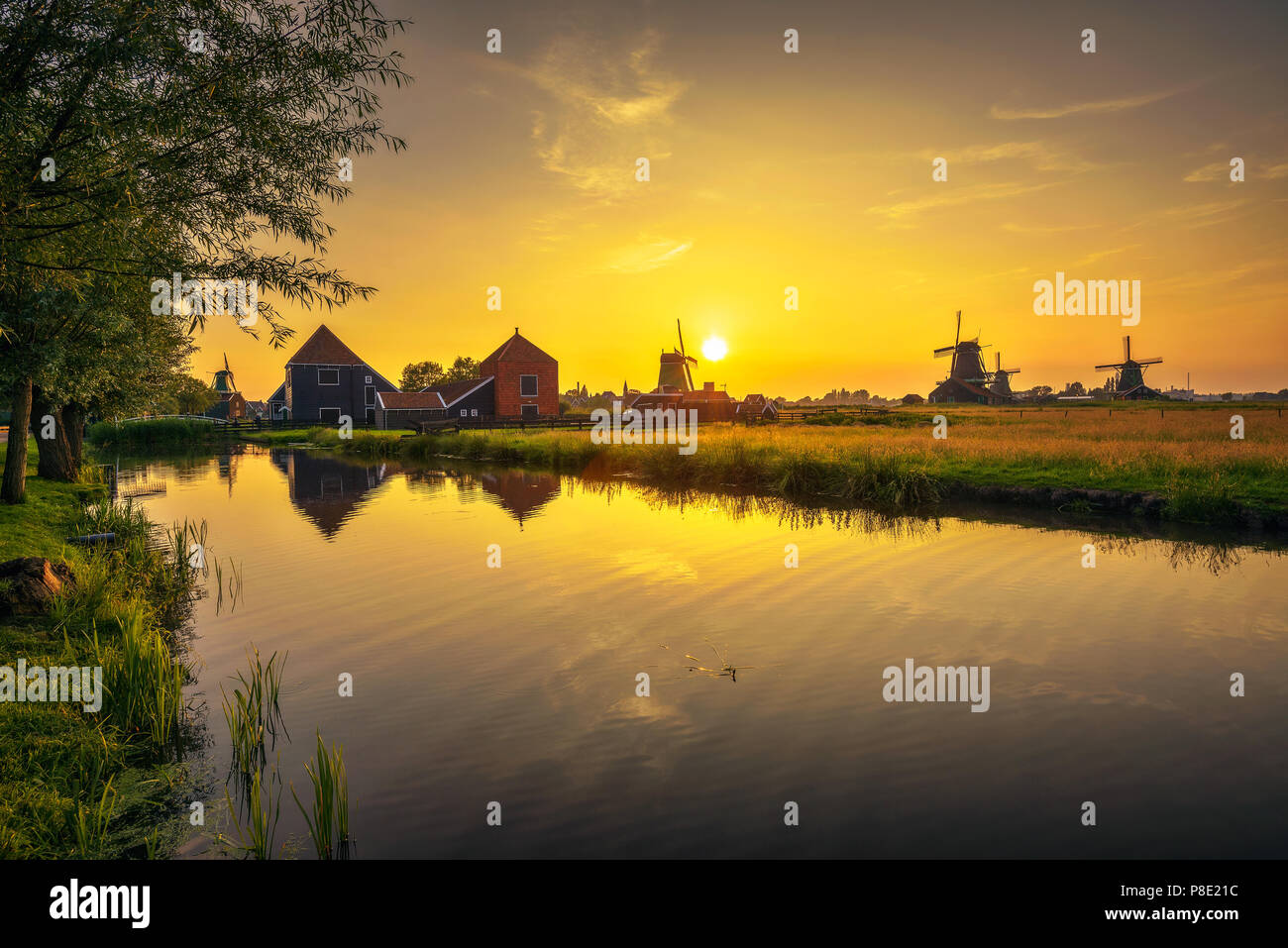 Sonnenuntergang über Bauernhäuser und Windmühlen von Zaanse Schans in den Niederlanden Stockfoto