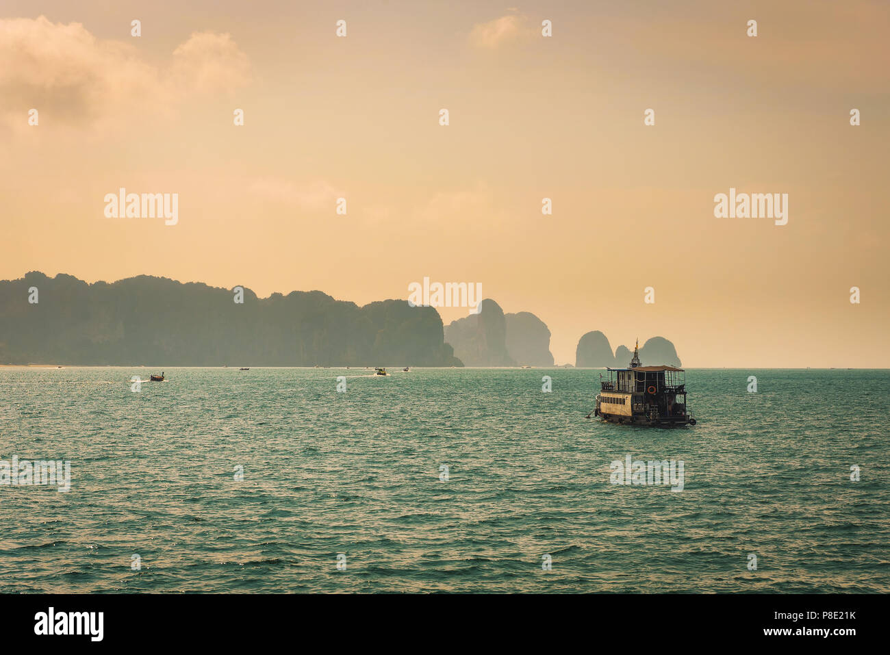 Thai Boot schwimmend zwischen den Klippen der Phi Phi Inseln Stockfoto