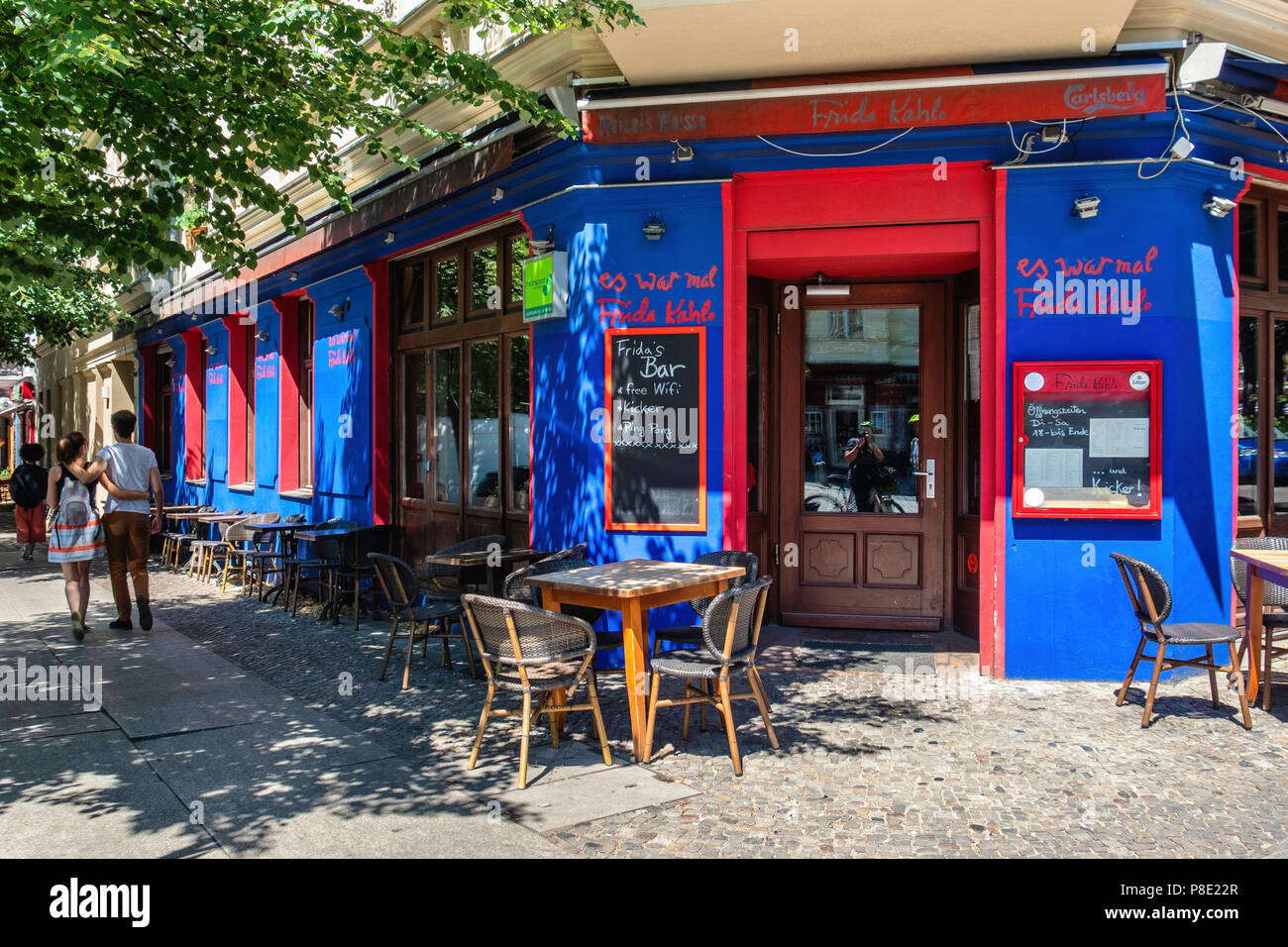 Berlin, Prenzlauer Berg. Frida Kahlo mexikanisches Restaurant & Bar. Blau & Rot extreror mit Tischen im Freien auf Pflaster Stockfoto