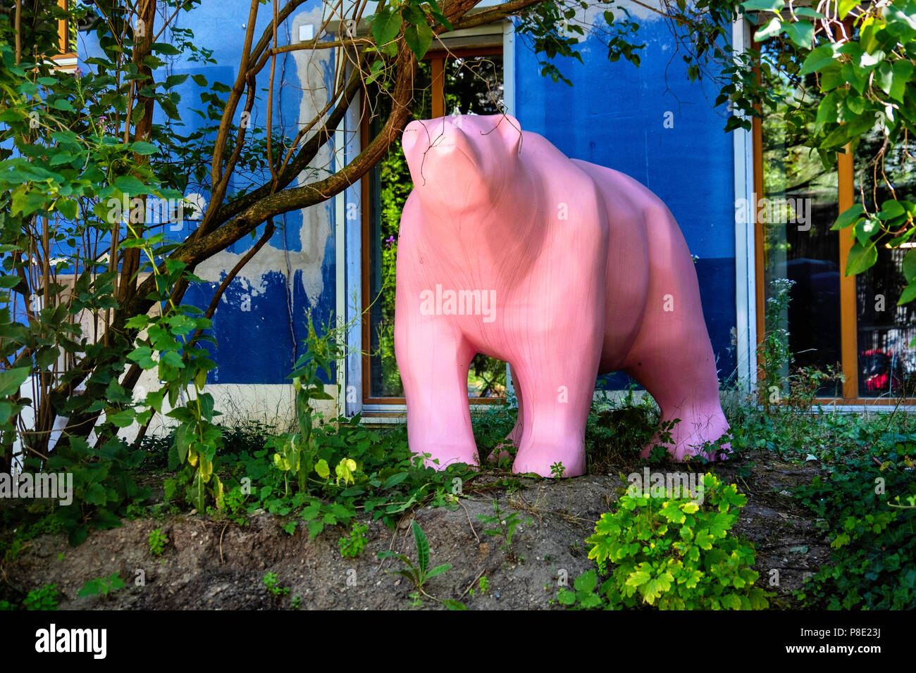 Berlin Prenzlauer Berg Rosa Buddy Bär im Garten von Ausland Gebäude. Ort für Experimentelle & improvisierte Musik im ehemaligen squat Gebäude. Stockfoto