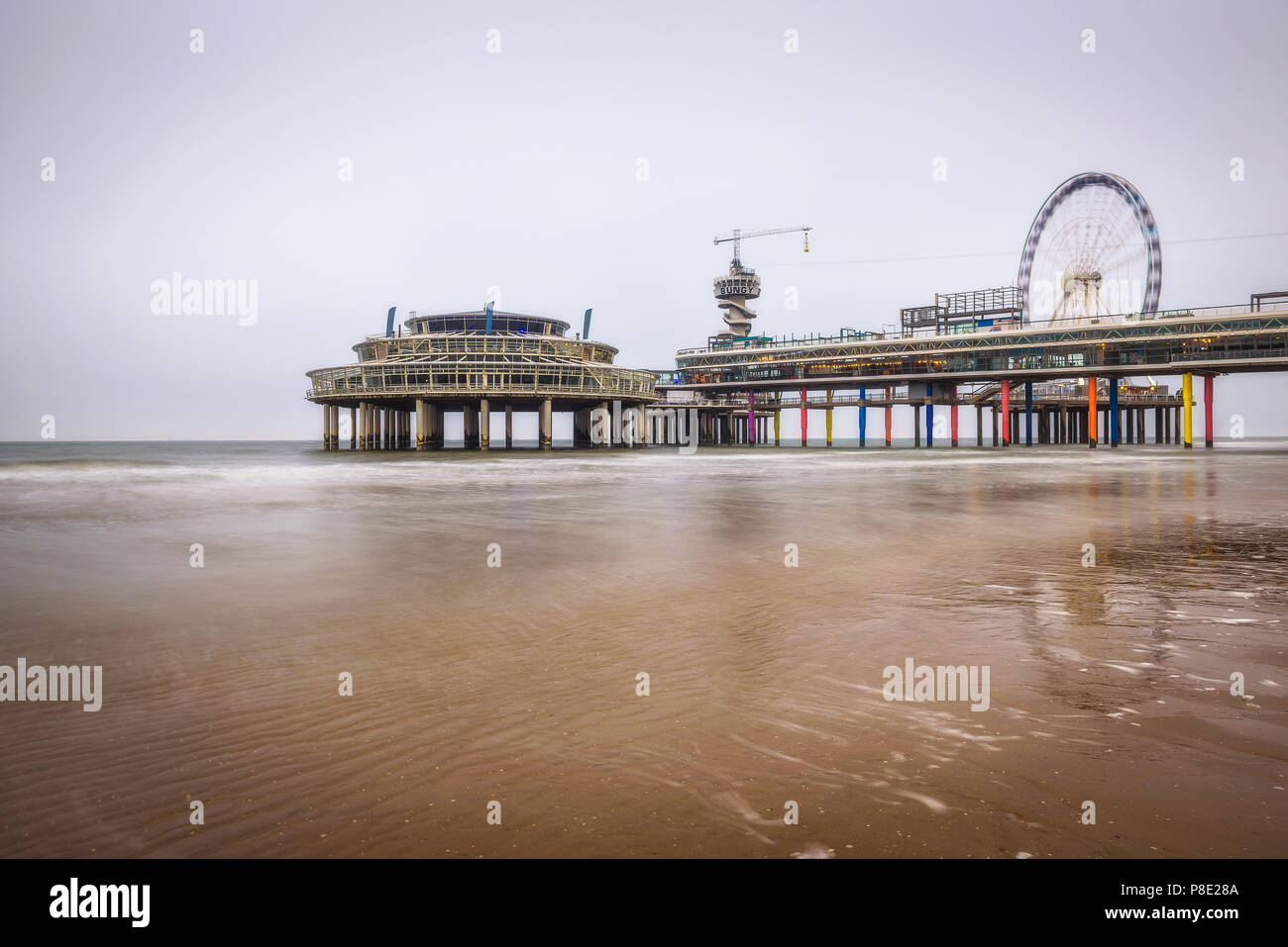 Blick auf den Strand an der Seebrücke in Scheveningen in der Nähe von Haag, Niederlande Stockfoto