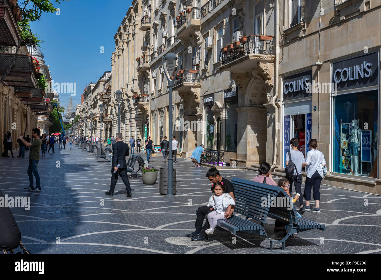 Fußgänger auf Nizami Street in Baku, Aserbaidschan Stockfoto