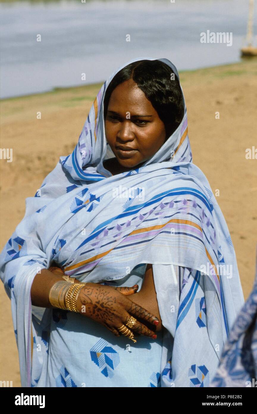 Northern Sudan, junge Frau mit die Hände mit Henna in einem Dorf in der Nähe der Nilo Fluss Stockfoto