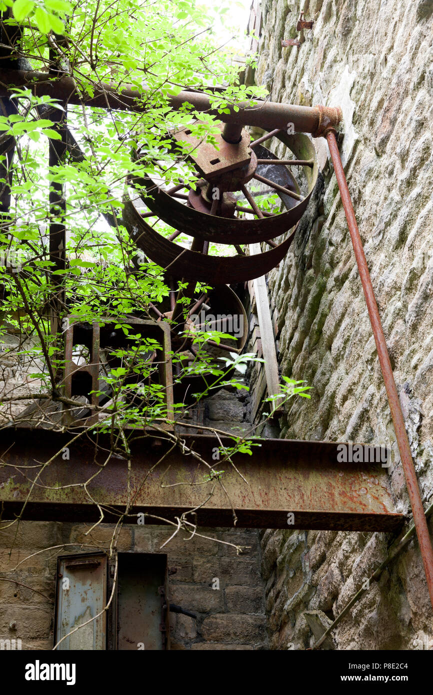 Alte Maschinen in einer verfallenen Mühle, Linthwaite, West Yorkshire Stockfoto