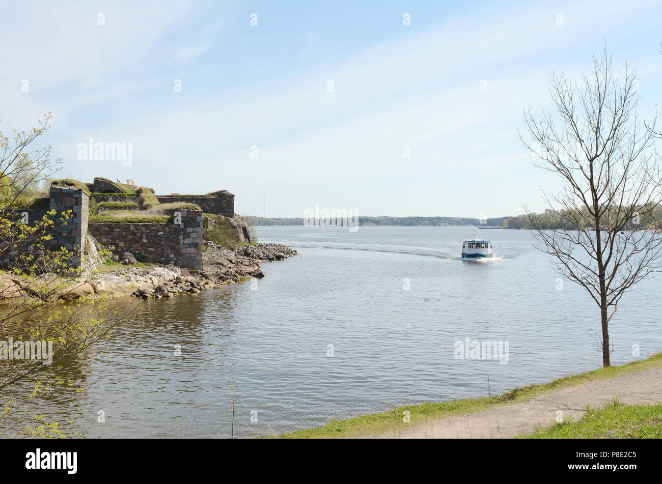 SUOMENLINNA, Finnland - 14. Mai 2018: kleine Fähre Segel um eine Biegung in Suomenlinna, einer kleinen Gruppe von Inseln in der Nähe von Helsinki Stockfoto