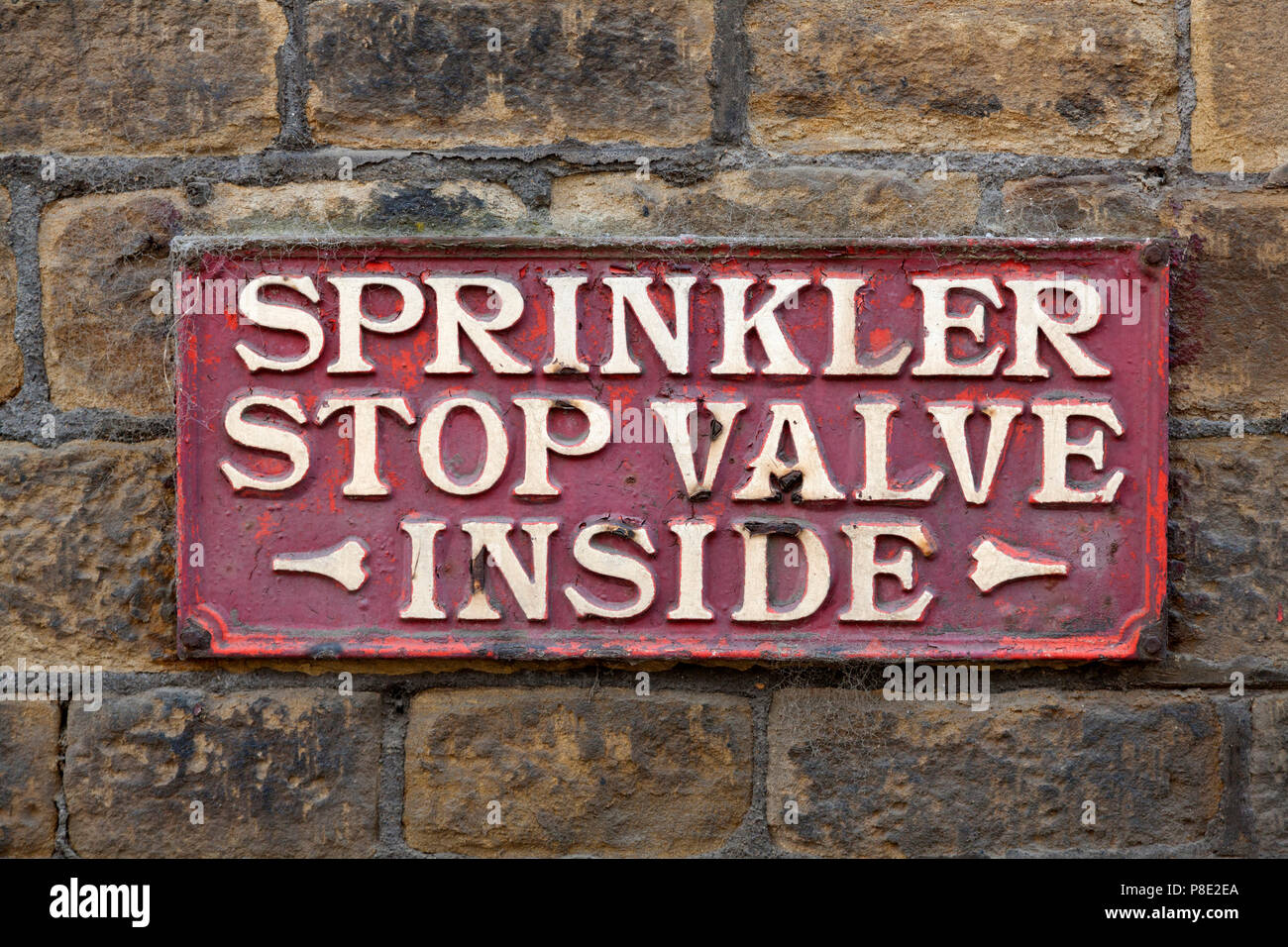 Altes Schild an der Wand eines stillgelegten Mühle, Slaithwaite, West Yorkshire Stockfoto