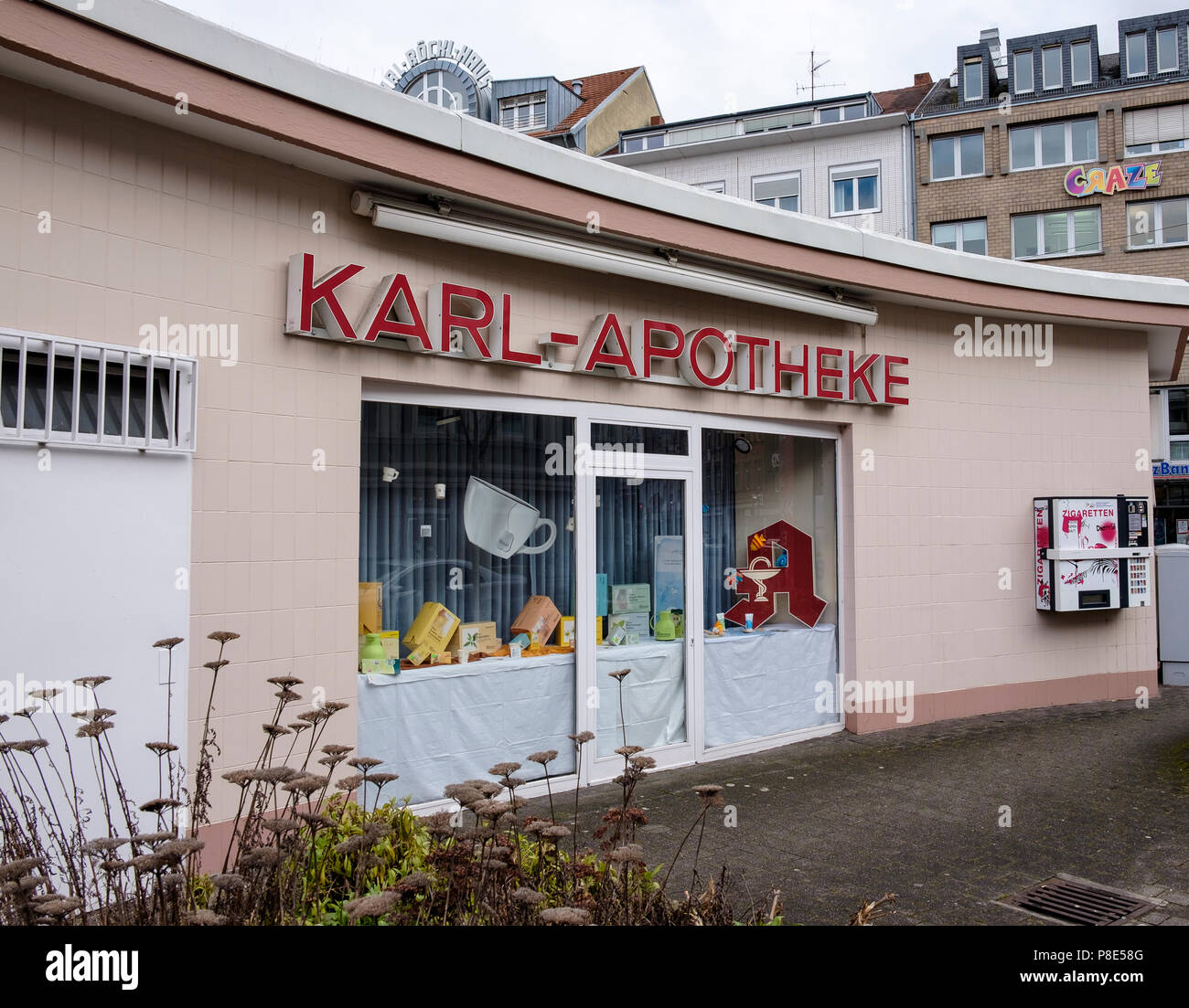 Die Rückseite des Karl-Apotheke - eine Apotheke in der Bauhaus Architektur am Stephansplatz im Herzen der Karlsruher Innenstadt, Baden-Württemberg, Ge Stockfoto