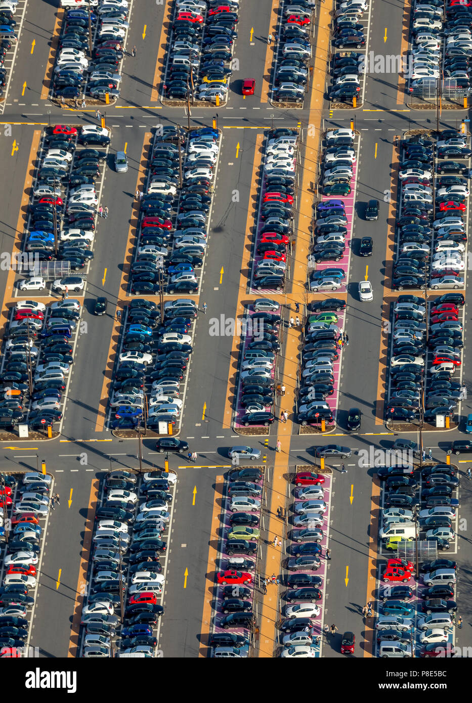 Luftaufnahme, voller Parkplatz mit Fahrbahnmarkierungen, Einkaufszentrum Ruhr Park, Bochum, Ruhrgebiet, Nordrhein-Westfalen, Deutschland Stockfoto
