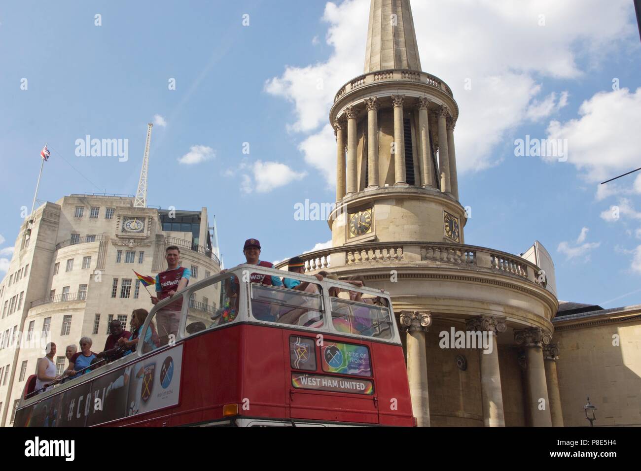 West Ham United mit Doppeldeckerbussen float im Pride Parade 2018 in London. Stockfoto