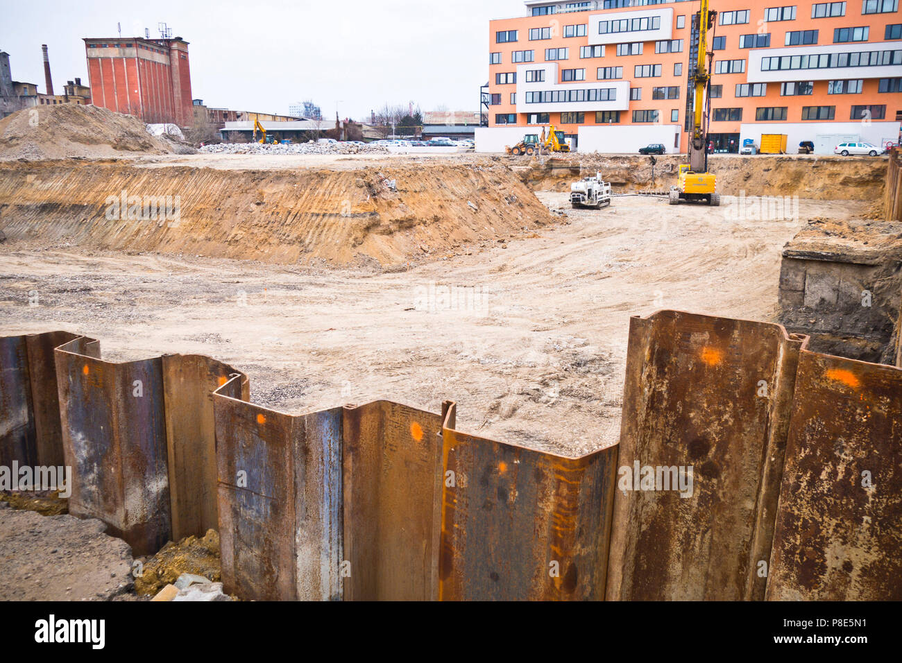 Baustelle eines neuen Wohnhaus im frühen Stadium mit Baggern und Maschinen den Boden bereiten Stockfoto