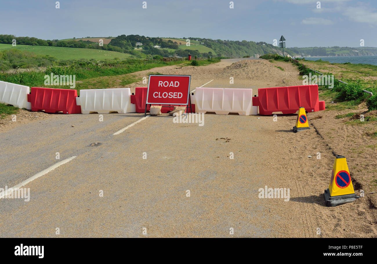 Straße geschlossen. Die A379 bei slapton Sands, nachdem ein großer Teil der Straße war während der Sturm Emma im März 2018 zerstört. Stockfoto