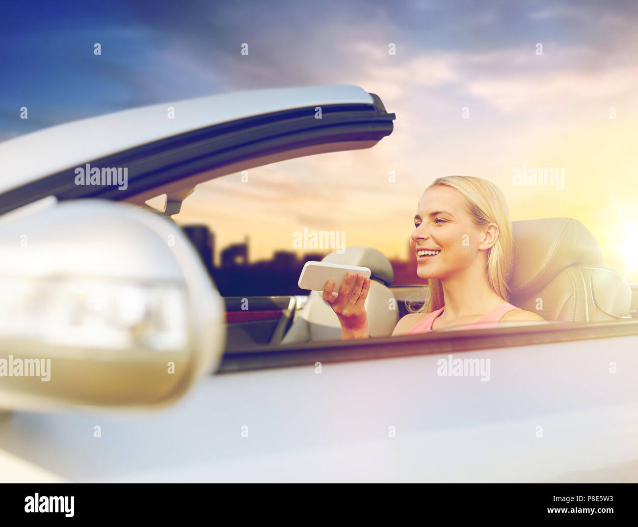 Frau Aufnahme Voice auf dem Smartphone im Auto Stockfoto