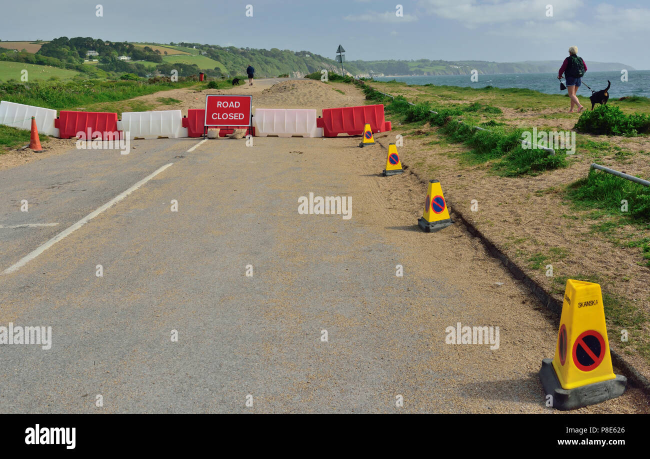 Straße geschlossen. Die A379 bei slapton Sands, nachdem ein großer Teil der Straße war während der Sturm Emma im März 2018 zerstört. Stockfoto