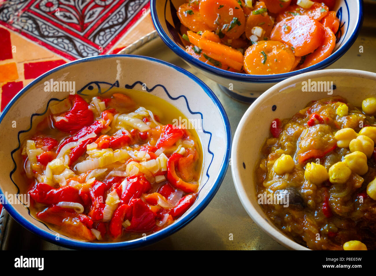 Traditionelle Speisen. Marokkanischen Salat. Karotten, Paprika, Zwiebeln, Auberginen und Kichererbsen. Marokko Stockfoto